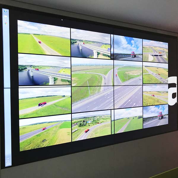 Professionelle Video Wall mit mehreren dargestellten Bildsignalen