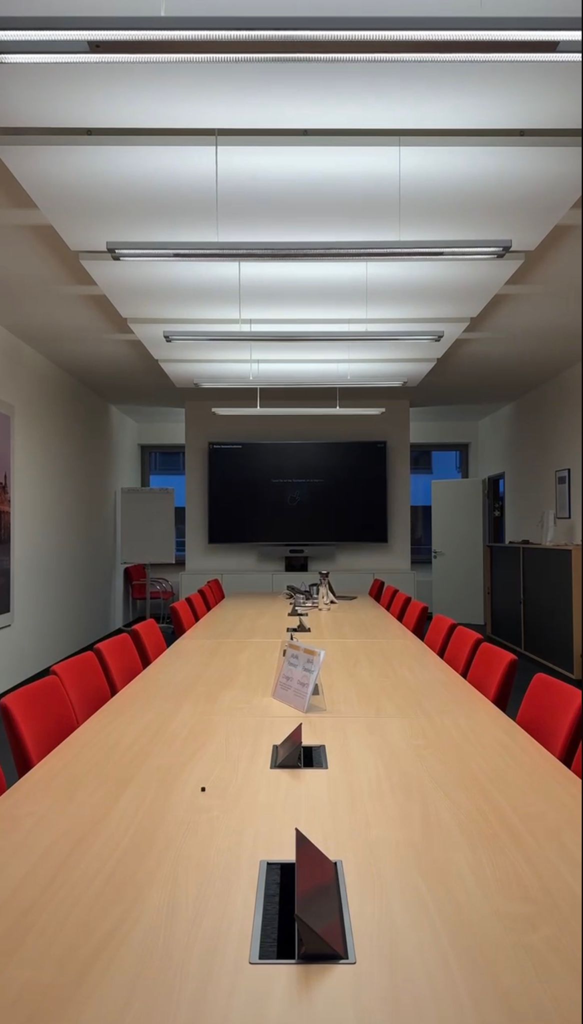 Professionell geplanter Konferenzraum mit integrierter Medientechnik