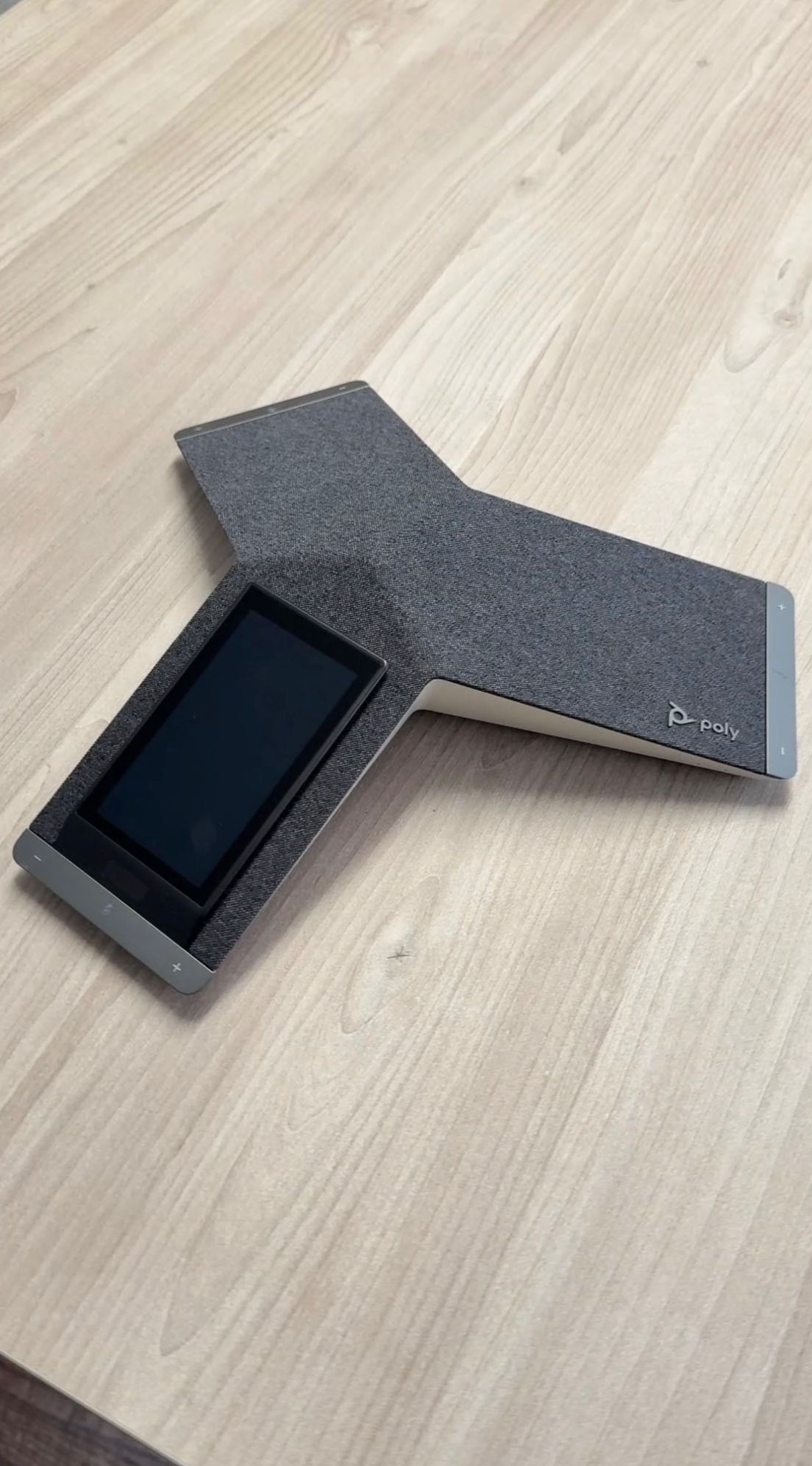 Poly-Konferenzsystem mit integriertem Touchdisplay