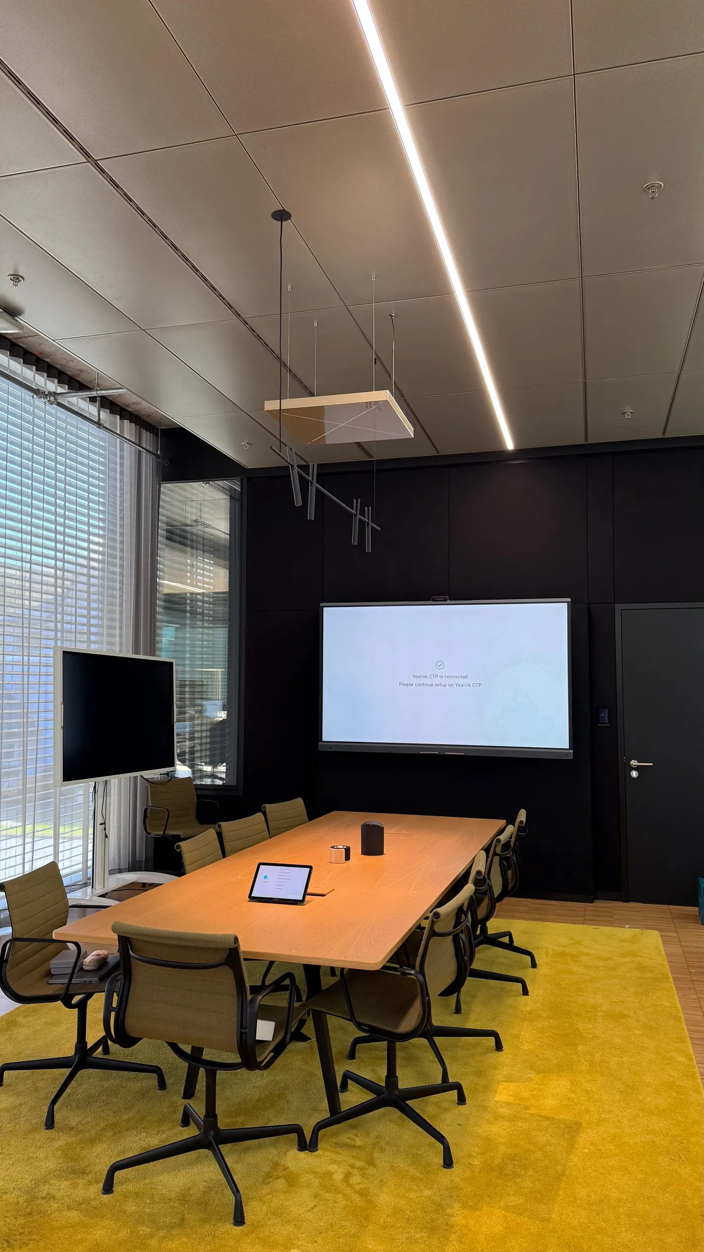 Konferenzraum mit Display, Yealink-System und Touchpanel