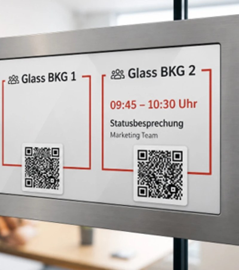 eInk-Raumschild an einer Glaswand mit zwei Räumen und QR-Codes