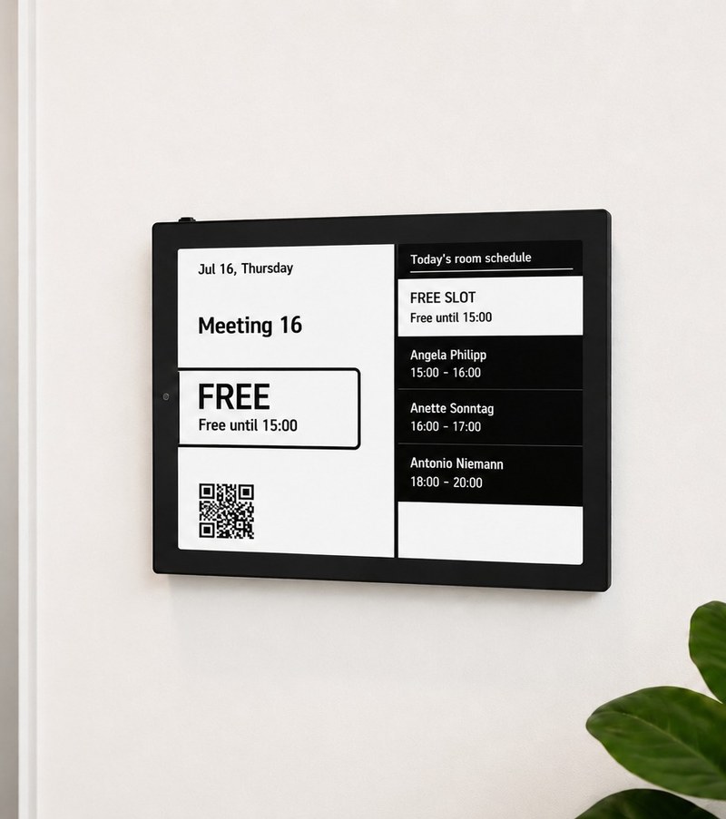 eInk-Türschild an der Wand mit Raumstatus und Tagesbelegung