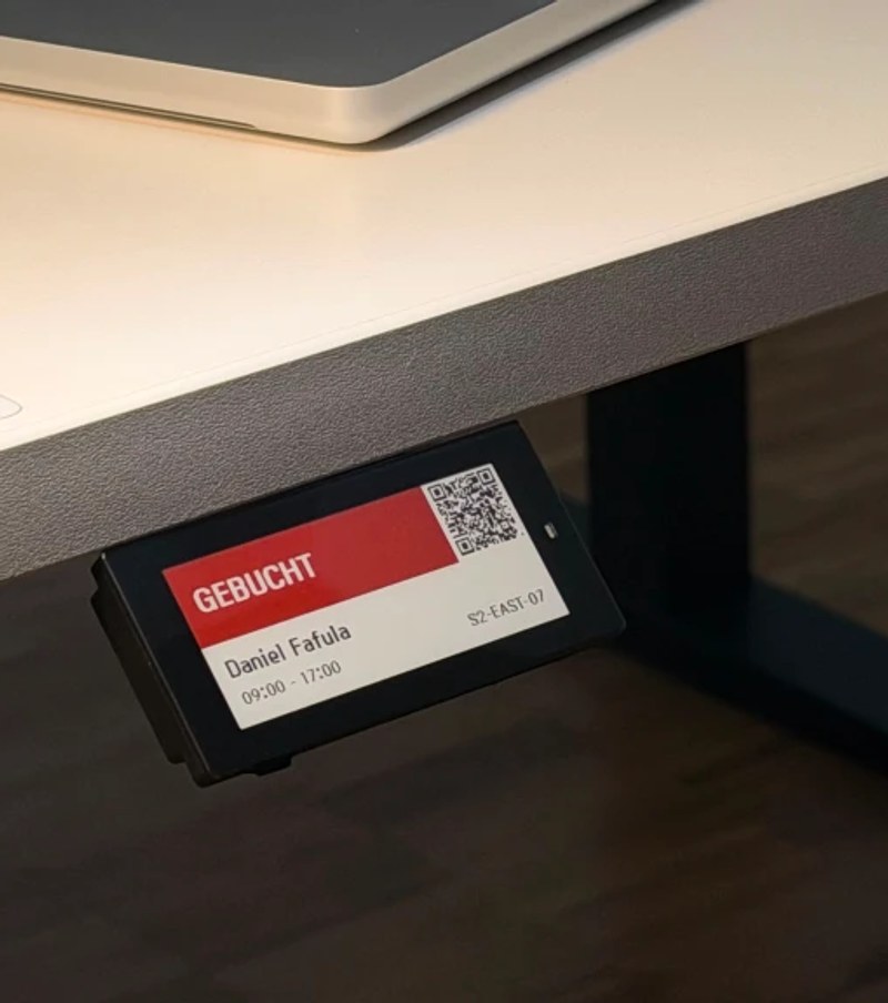 eInk-Tischschild unter einem Schreibtisch mit Buchungsstatus