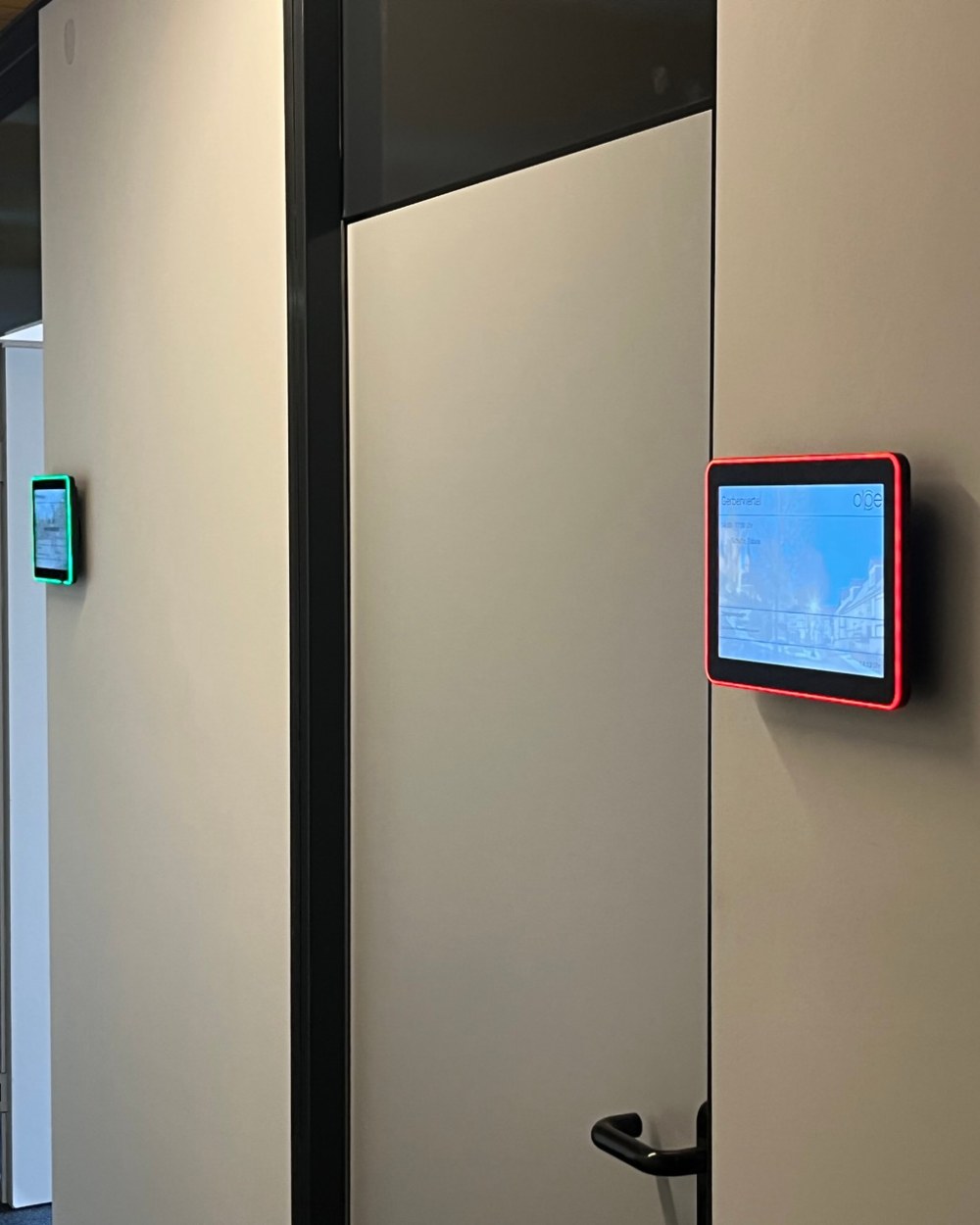 Digitales Türdisplay mit farbiger Statusanzeige für einen Konferenzraum