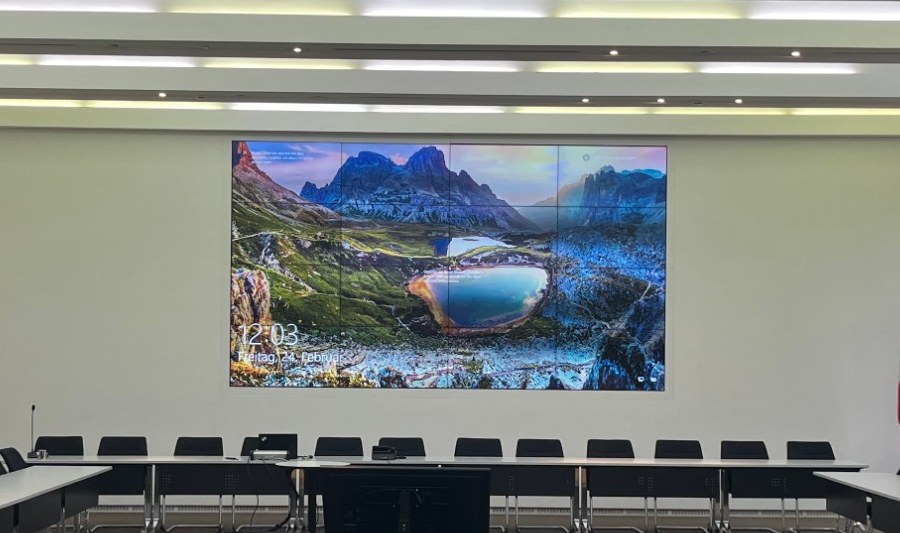 Mehrteilige Video Wall mit verschiedenen Bildsignalen